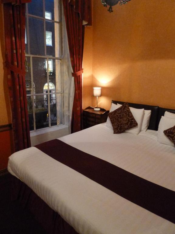 Russell Court Hotel Dublin Room photo